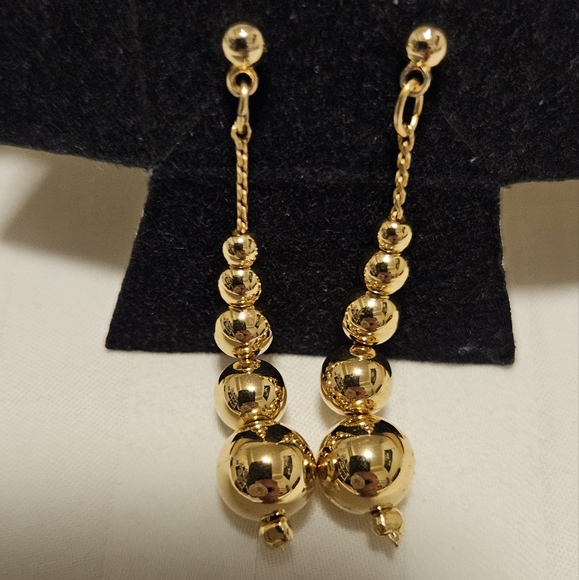 Gold Tone beautiful earrings - Picture 3 of 3